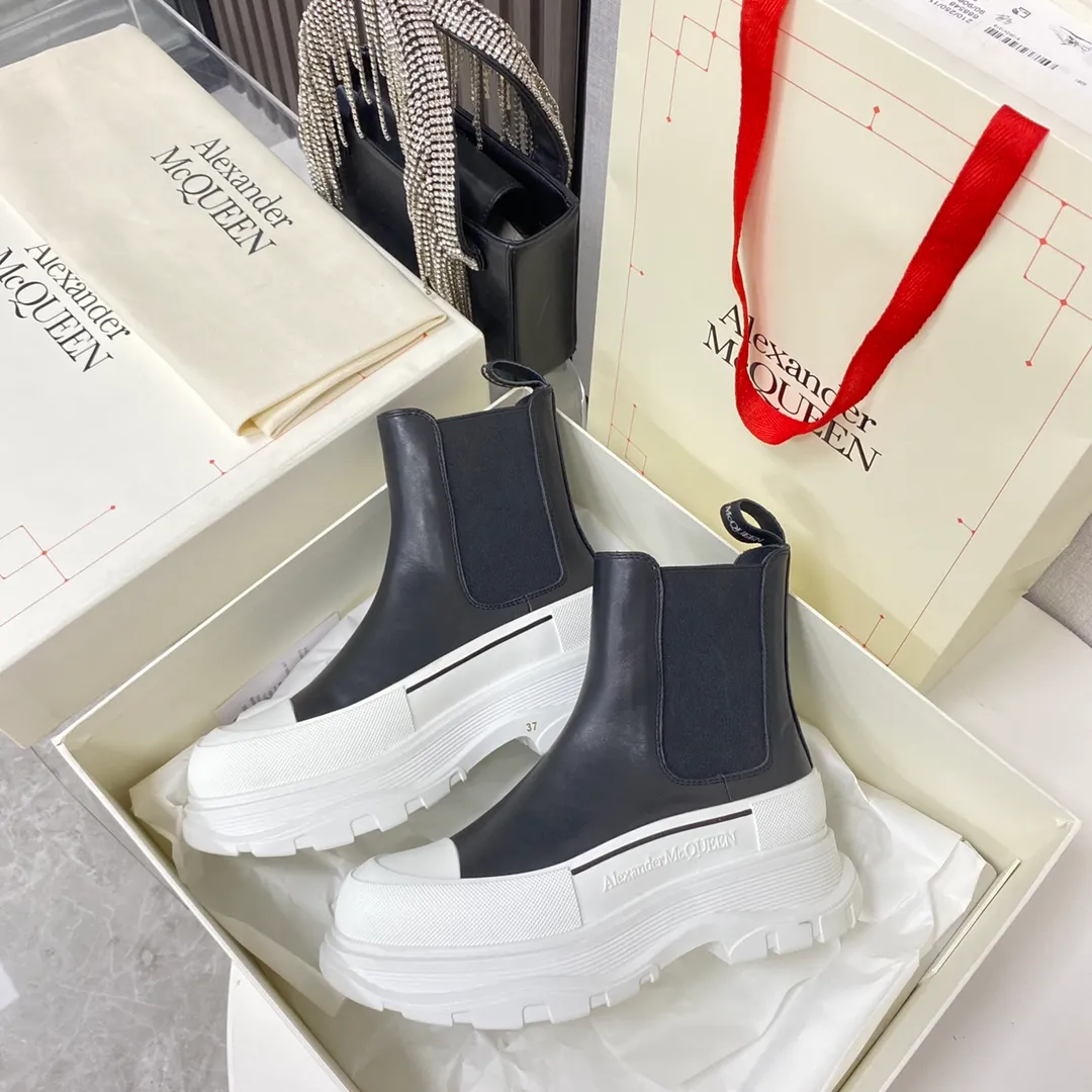 👟👟Ex-factory price 560👟👟 Women's shoe factory Alexander Mcqueen/McQueen 22 autumn and winter series Martin boots short boots, original development and the highest version. The style is simple and elegant. Another long-leg artifact. The height of the boot is just right. Highly recommended for small girls. Imported cowhide for the upper and imported sheepskin for the lining. T👟👟Ex-factory price U combination outsole Size: Women 35-40,